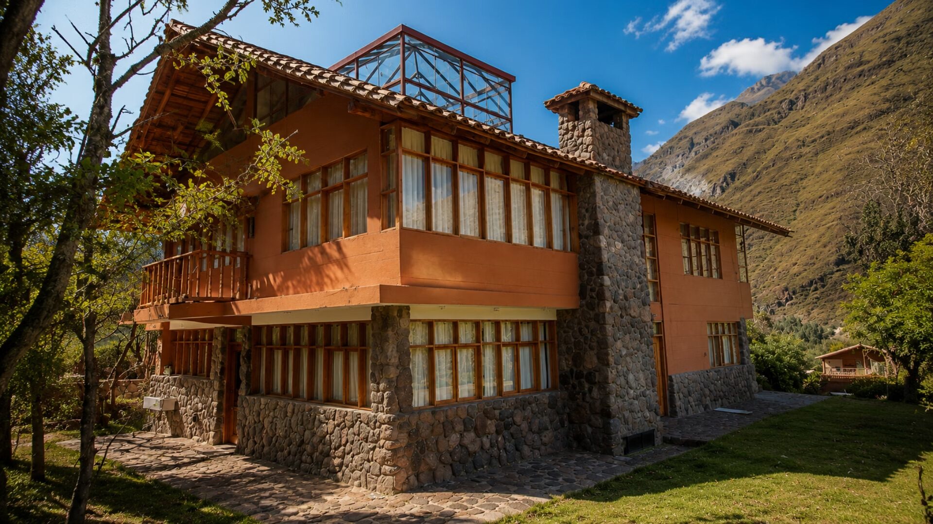 La Casa del Pisonay: casa de campo de 3 niveles y un mirador en el Valle Sagrado, Cusco