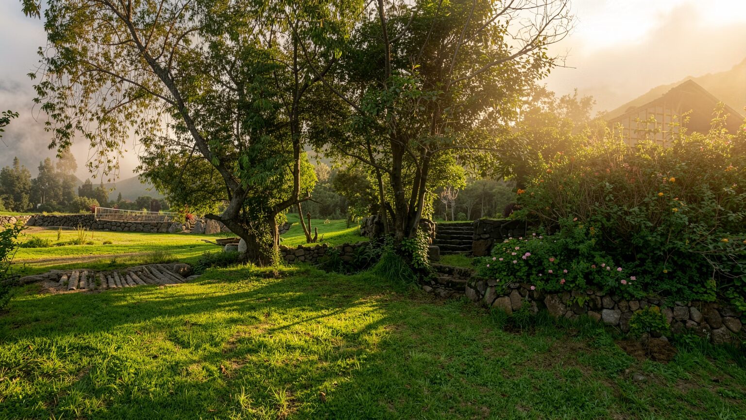 Jardines abiertos de La Casa del Pisonay al amanecer